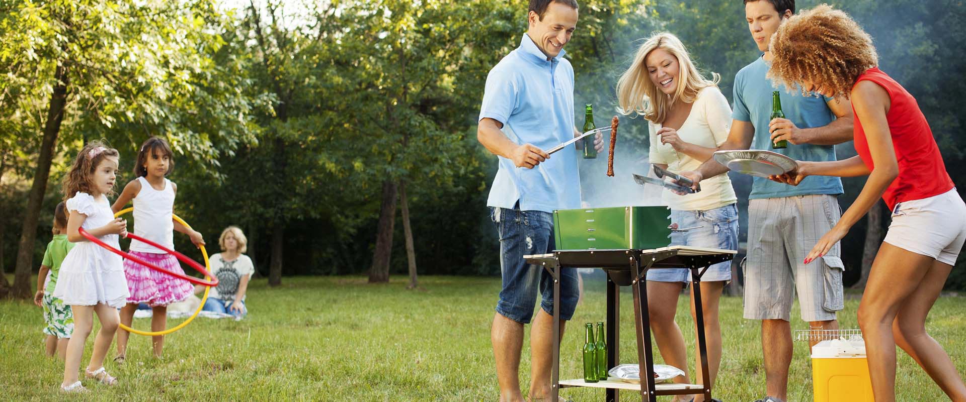 Проводи больше времени с семьей. Семья на пикнике. Семья в саду. Пикник с друзьями на природе. Семья на даче пикник.