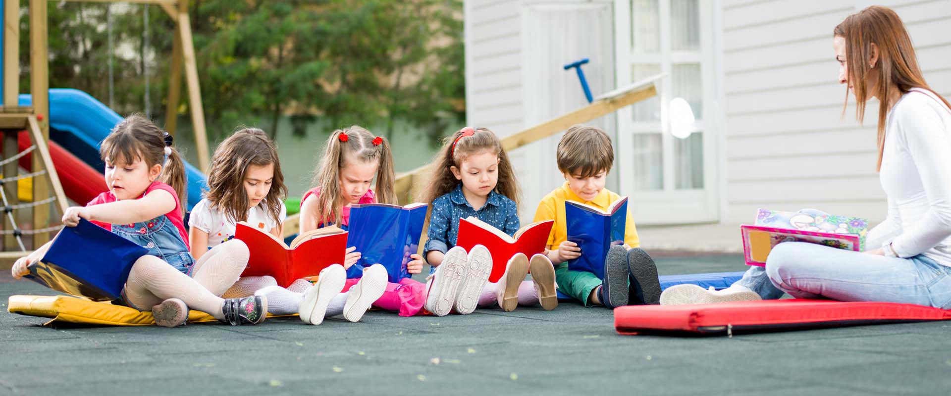 Детство и образование. Early Education. Учиться летом выгодно. Фото в одной картинке детский сад и школа ребенок. Childhood Unplash.